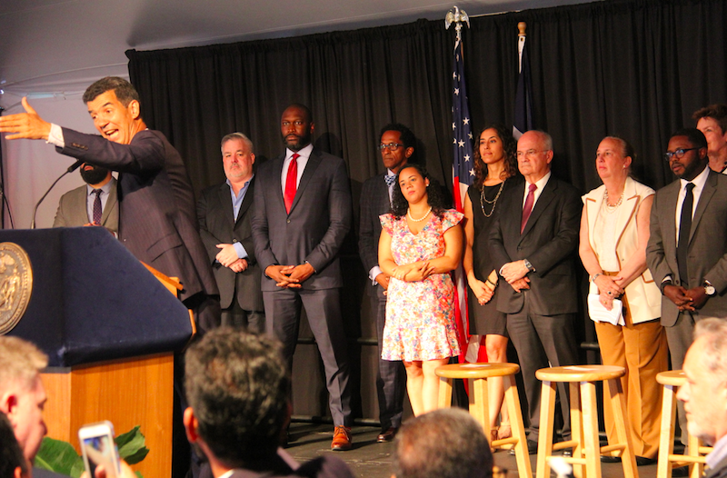 Entre los asistentes a la recepci&oacute;n para celebrar la Herencia Dominicana en la residencia del Alcalde de Nueva York, asistieron varias autoridades, entre ellos los comisionados de Peque&ntilde;os Negocios, Gregg Bishop y la comisionada de Asuntos del Consumidor, Lorelei Salas, la Presidente del Condado de Manhattan, Gale Brewer, miembros de la Asamblea Estatal como Carmen de la Rosa, de origen dominicano y del Concejo de la Ciudad, liderados por Ydanis Rodriguez quien present&oacute; un discurso muy efusivo.