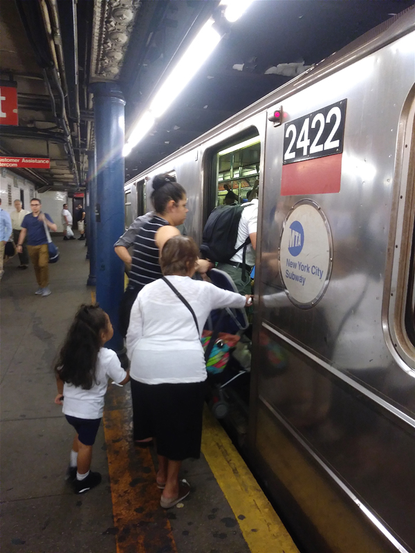 La Ciudad de Nueva York alberga a 199.242 residentes con problemas de movilidad, 341.447 personas mayores de 65 a&ntilde;os y 203.466 ni&ntilde;os menores de cinco a&ntilde;os. Un total de 640.000 neoyorquinos est&aacute;n confinados a vecindarios que tienen severas restricciones para acceder a la vasta red de metro de la ciudad.