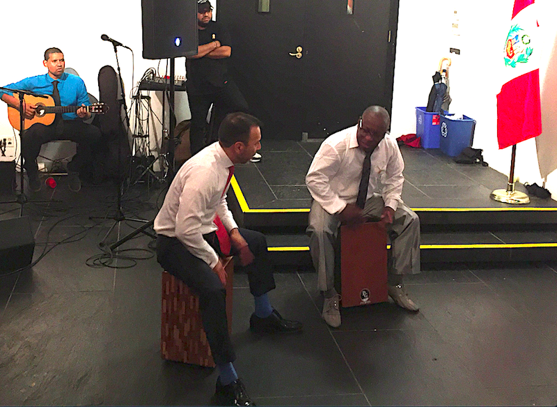 El C&oacute;nsul General Encargado, Augusto Cabrera participando de la presentaci&oacute;n musical (a la izquierda) junto al maestro Freddy Huevito Lobat&oacute;n Beltr&aacute;n, interpretando el afamado &ldquo;caj&oacute;n peruano&rdquo;, fue aplaudido por su mensaje, as&iacute; como por su pasi&oacute;n por la m&uacute;sica peruana.