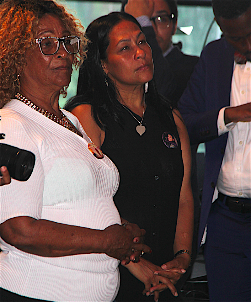 Leandra Feliz, madre de Lesandro Guzm&aacute;n, el joven asesinado por las pandillas juveniles en El Bronx, estuvo en primera fila durante la ceremonia en la recepci&oacute;n ofrecida por el Alcalde De Blasio, quien la present&oacute; a los asistentes durante su discurso que conmovi&oacute; a todos los presentes.