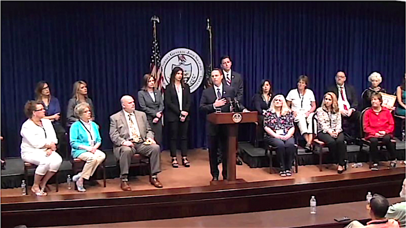 El Fiscal General de Pensilvania Josh Shapiro durante una conferencia de prensa, present&oacute; el informe del gran jurado de Pensilvania sobre la investigaci&oacute;n que devel&oacute; el abuso de m&aacute;s de 1.000 ni&ntilde;os por parte del clero, calific&aacute;ndolo como un &ldquo;abuso corrupto y desmedido&rdquo;.