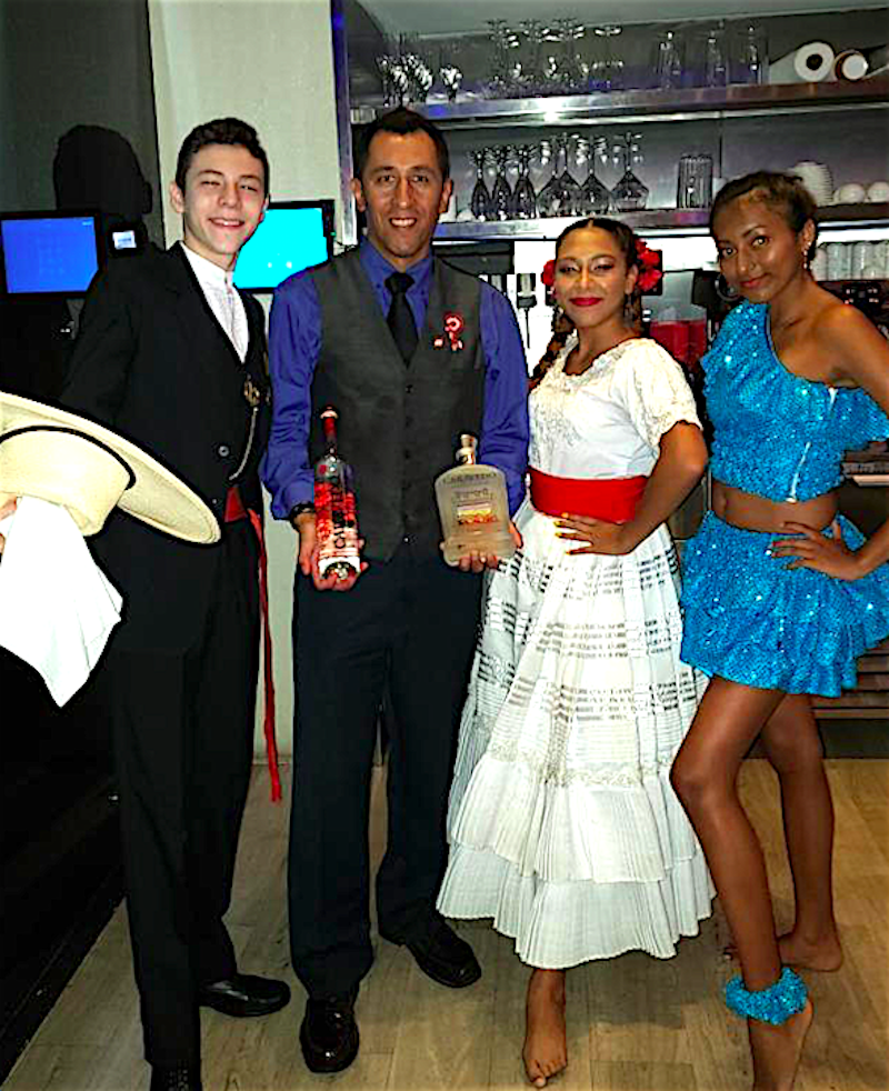 Jan C. Palma junto a los j&oacute;venes artistas que presentaron danzas peruanas en la degustaci&oacute;n gastron&oacute;mica y de piscos La Caravedo en Inwood. Ellos son de Izq. a Der.: Alberto McPherson; el Embajador de Pisco La Caravedo y organizador del evento Jan C. Palma; Nicole Vertiz e Ivette Fern&aacute;ndez, "La Princesa del Afro".