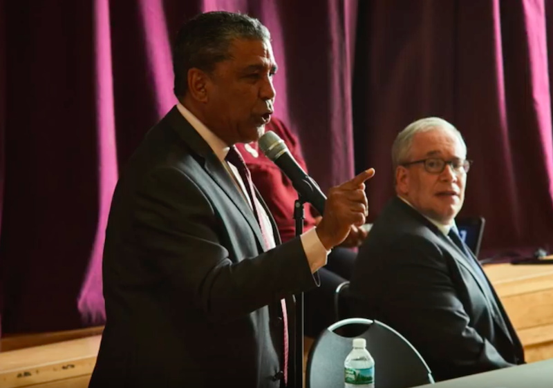 El Congresista Adriano Espaillat quien advirti&oacute; que esta es una forma de eliminar comunidades latinas, lider&oacute; la oposici&oacute;n al plan, con otros oficiales electos como la Presidenta del condado de Manhattan, Gale Brewer, el Contralor de la ciudad Scott Stringer y la asamble&iacute;sta Carmen de la Rosa.