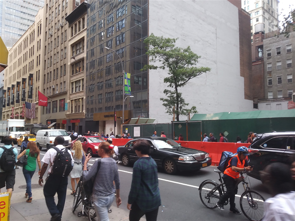 La Oficina de Inclusi&oacute;n de la Comisi&oacute;n de Taxis y limusinas de Nueva York, creada por el gobierno local, solicita y motiva a los usuarios, a presentar denuncias por el rechazo del servicio, basadas en una clase protegida que incluya etnia o raza o g&eacute;nero, o el destino.