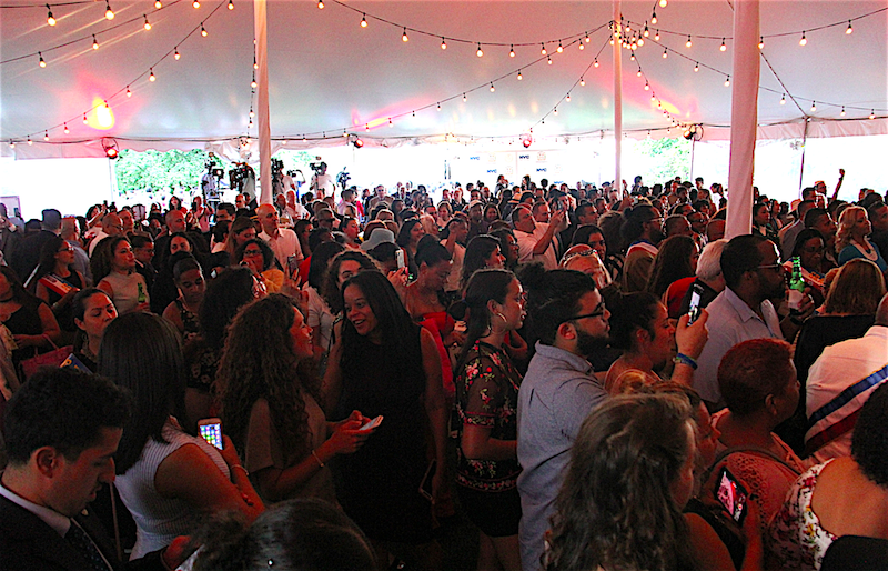 La recepci&oacute;n ofrecida en Gracie Mansion para la comunidad dominicana es una de las m&aacute;s antiguas, tradicionales y concurridas, a la cual asisten los principales l&iacute;deres dominicanos e invitados de diferentes comunidades latinoamericanas.