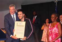 Alcalde De Blasio declara el Día de Prince Royce La gran sorpresa de la tarde fue la presencia del artista Prince Royce, quien fue anunciado por el Alcalde De Blasio y finalizó entregando un documento oficial proclamando el Día de Prince Royce en Nueva York.