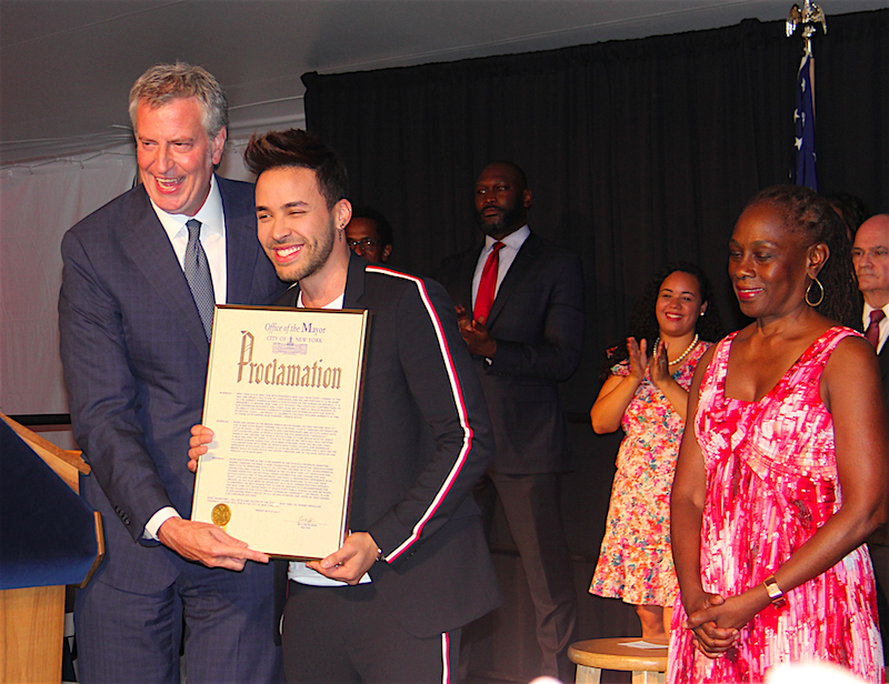 La gran sorpresa de la tarde fue la presencia del artista Prince Royce, quien fue anunciado por el Alcalde De Blasio y finaliz&oacute; entregando un documento oficial proclamando el D&iacute;a de Prince Royce en Nueva York.