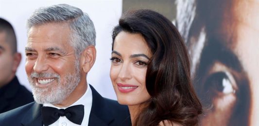 Fotografía de archivo fechada el 7 de junio de 2018 que muestra al actor estadounidense George Clooney (i) y su esposa, Amal Clooney, a su llegada a la gala de entrega del 46º premio a la carrera profesional que entrega el Instituto de Cine Americano (AFI) en el teatro The Dolby Theatre de Hollywood, California