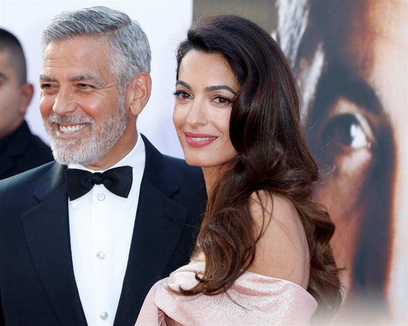 Fotograf&iacute;a de archivo fechada el 7 de junio de 2018 que muestra al actor estadounidense George Clooney (i) y su esposa, Amal Clooney, a su llegada a la gala de entrega del 46&ordm; premio a la carrera profesional que entrega el Instituto de Cine Americano (AFI) en el teatro The Dolby Theatre de Hollywood, California 