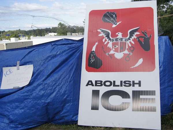 Trump aseguró que las organizaciones y políticos demócratas encargados de la campaña "Abolid el ICE", que aboga por el cierre de esa autoridad migratoria, "desean la anarquía" en la frontera con México.