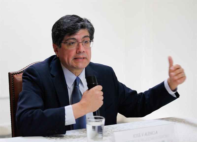 El canciller ecuatoriano, Jos&eacute; Valencia, participa durante una rueda de prensa hoy, mi&eacute;rcoles 22 de agosto del 2018, en Quito (Ecuador).