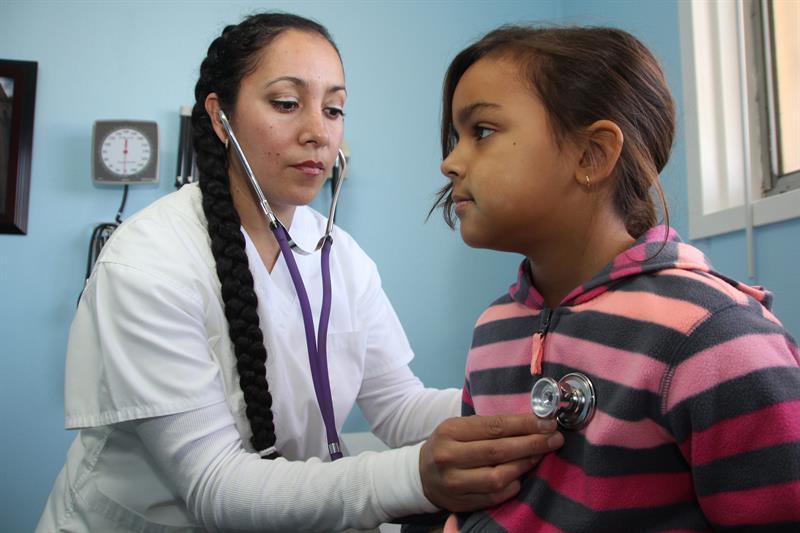Una ni&ntilde;a recibe atenci&oacute;n m&eacute;dica en la Cl&iacute;nica Concepci&oacute;n en West Covina, California. 