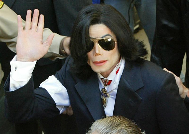 Foto de archivo del cantante Michael Jackson mientras saluda a sus simpatizantes a su llegada a su vista de instrucci&oacute;n de cargos en el Tribunal Superior de Justicia del Condado de Santa B&aacute;rbara, en Santa Mar&iacute;a, California, el 16 de enero de 2004.