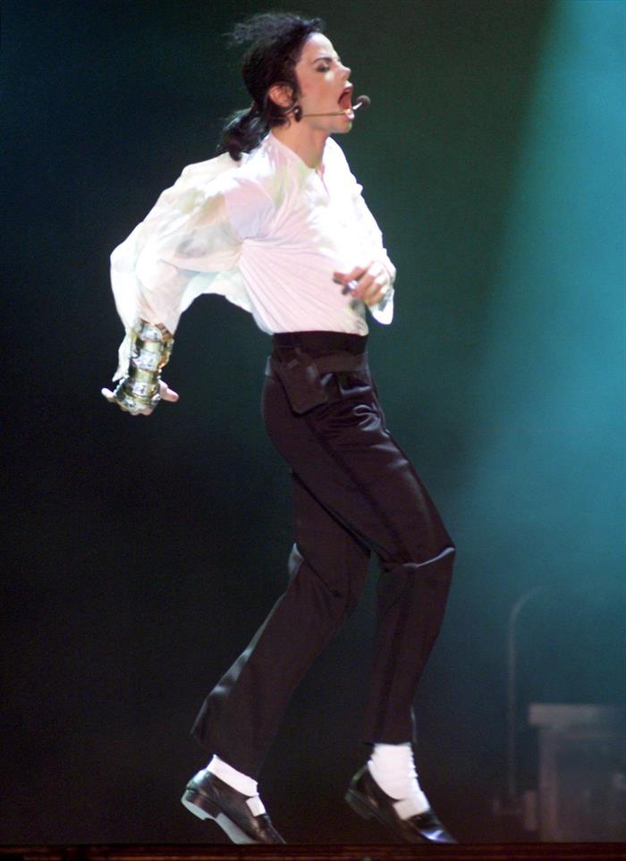 Foto de archivo del cantante Michael Jackson durante el concierto ben&eacute;fico 'Michael Jackson&Friends' en el Estadio Ol&iacute;mpico de M&uacute;nich (Alemania) el 27 de junio de 1999. 