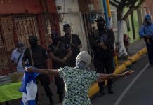 Rechazo a Ortega, represión, y apoyo a la CIDH, marcan jornada en Nicaragua Una manifestante confronta a las autoridades hoy, 19 de agosto de 2018, durante una protesta de la oposición en Masaya (Nicaragua). Los autoconvocados de la localidad nicaragüense de Masaya se vieron hoy obligados a modificar una manifestación programada hace varios días en apoyo a la Iglesia Católica, debido a la represión de las fuerzas estatales que ocuparon el recorrido previsto y que cedieron a un grupo de sandinistas para efectuar su propia marcha.