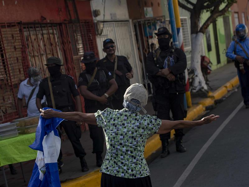 Una manifestante confronta a las autoridades hoy, 19 de agosto de 2018, durante una protesta de la oposici&oacute;n en Masaya (Nicaragua). Los autoconvocados de la localidad nicarag&uuml;ense de Masaya se vieron hoy obligados a modificar una manifestaci&oacute;n programada hace varios d&iacute;as en apoyo a la Iglesia Cat&oacute;lica, debido a la represi&oacute;n de las fuerzas estatales que ocuparon el recorrido previsto y que cedieron a un grupo de sandinistas para efectuar su propia marcha. 
