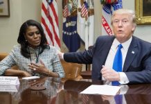 Fotografía de archivo que muestra al presidente estadounidense, Donald Trump (d), junto a su principal asesora afroamericana, Omarosa Manigault Newman (i), durante una reunión en la sala Roosevelt de la Casa Blanca, Washington D.C