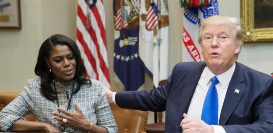 Fotografía de archivo que muestra al presidente estadounidense, Donald Trump (d), junto a su principal asesora afroamericana, Omarosa Manigault Newman (i), durante una reunión en la sala Roosevelt de la Casa Blanca, Washington D.C
