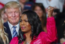 Campaña electoral de Trump presenta caso contra antigua asesora presidencial Fotografía de archivo que muestra al entonces candidato a la presidencia estadounidense, Donald Trump (i), mientras escucha el discurso de su principal asesora afroamericana, Omarosa Manigault Newman (d), durante un acto de campaña en Charlotte, Carolina del Norte (Estados Unidos), el 14 de octubre del 2016.