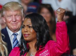 Trump llama "perra" a su exasistente en la Casa Blanca Omarosa Manigault Fotografía de archivo que muestra al entonces candidato a la presidencia estadounidense, Donald Trump (i), mientras escucha el discurso de su principal asesora afroamericana, Omarosa Manigault Newman (d), durante un acto de campaña en Charlotte, Carolina del Norte (Estados Unidos), el 14 de octubre del 2016.