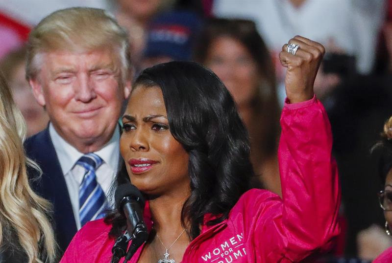 Fotograf&iacute;a de archivo que muestra al entonces candidato a la presidencia estadounidense, Donald Trump (i), mientras escucha el discurso de su principal asesora afroamericana, Omarosa Manigault Newman (d), durante un acto de campa&ntilde;a en Charlotte, Carolina del Norte (Estados Unidos), el 14 de octubre del 2016.