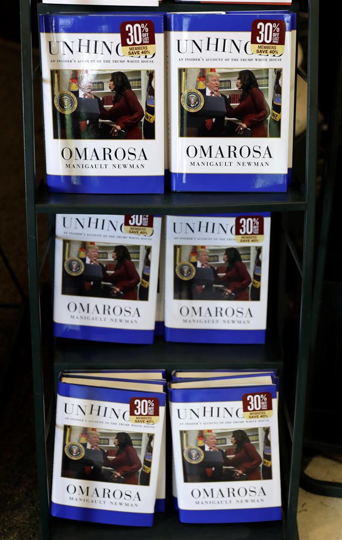  Copias del nuevo libro de Omarosa Manigault Newman, la antigua asesora del presidente de EE.UU, Donald Trump, "Unhinged: An Insider's Account of the Trump White House" (Desquiciado: relato de una empleada de Trump en la Casa Blanca) se venden en una librer&iacute;a Barnes & Nobles, en Nueva York (EE.UU), hoy, 14 de agosto de 2018. 