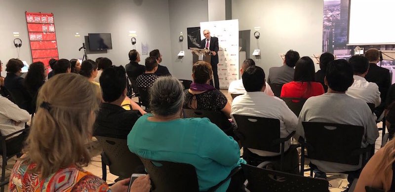 El Embajador&nbsp;Carlos Manuel Sada, Subsecretario para Am&eacute;rica del Norte de la Secretar&iacute;a de Relaciones Exteriores de M&eacute;xico (SRE) presentando la canci&oacute;n/video Orgullo Mexicano en el Consulado General en Manhattan.