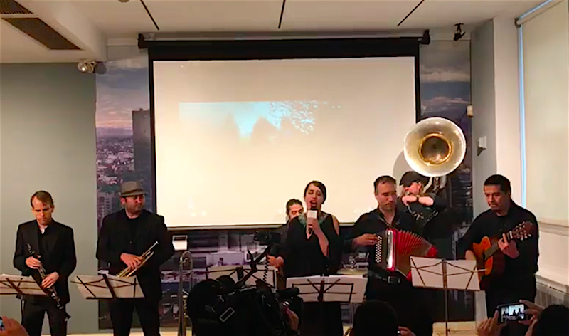 Los m&uacute;sicos de la Banda de Nueva York interpretaron en vivo el tema Orgullo Mexicano, durante la presentaci&oacute;n oficial de la canci&oacute;n y su video en el Consulado General&nbsp; de M&eacute;xico en Nueva York, para promover la protecci&oacute;n a los inmigrantes.