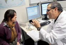La osteoporosis, que se caracteriza por debilitamiento, porosidad y adelgazamiento de los huesos, es una enfermedad progresiva y silenciosa, por lo que se debe poner atención a los síntomas para ser diagnosticada de manera oportuna