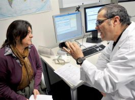 Osteoporosis, una "enfermedad silenciosa" que ataca principalmente a mujeres La osteoporosis, que se caracteriza por debilitamiento, porosidad y adelgazamiento de los huesos, es una enfermedad progresiva y silenciosa, por lo que se debe poner atención a los síntomas para ser diagnosticada de manera oportuna