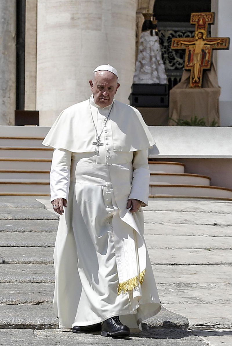 Fotograf&iacute;a de archivo del 12 de agosto de 2018, muestra al papa Francisco a su llegada a la plaza de San Pedro en la Ciudad del Vaticano (Vaticano). 