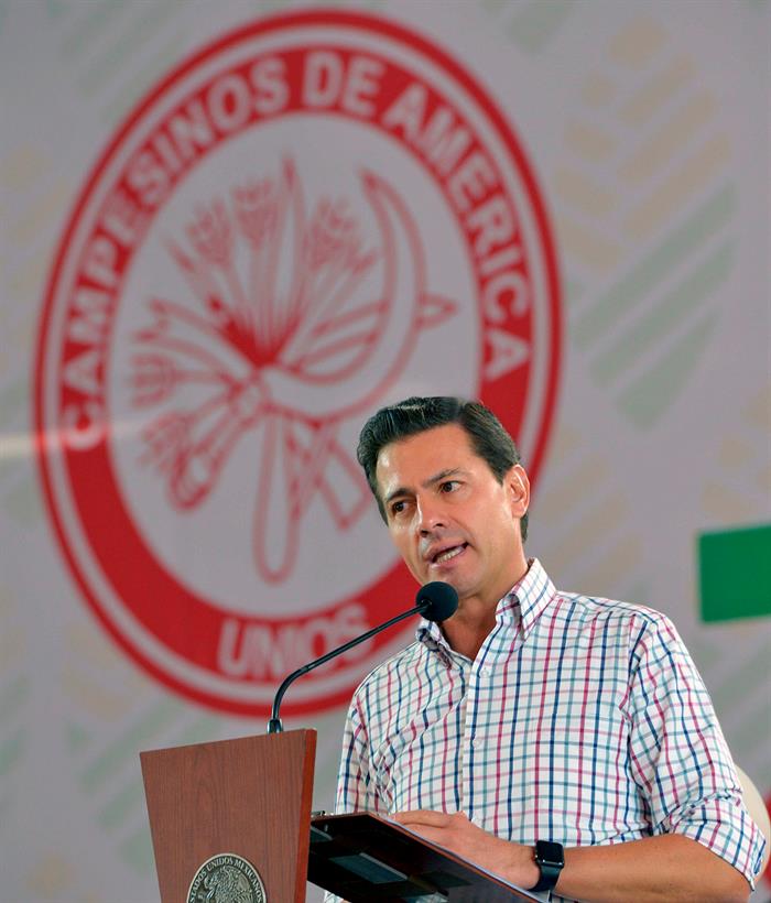 Fotografía cedida por la casa presidencial del presidente de México, Enrique Peña Nieto, durante un acto oficial