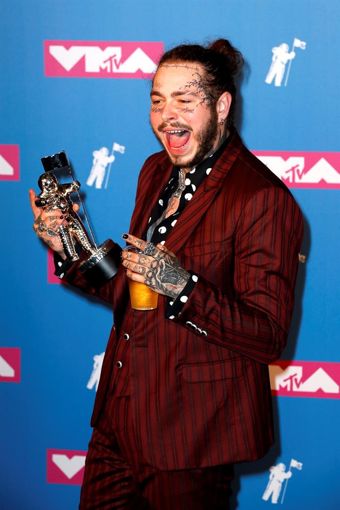 El rapero Post Malone posa con su premio a Canci&oacute;n del A&ntilde;o en la sala de prensa de los Premios MTV Video Music Awards 2018 hoy, lunes 20 de agosto de 2018, en el Radio City Music Hall, en Nueva York