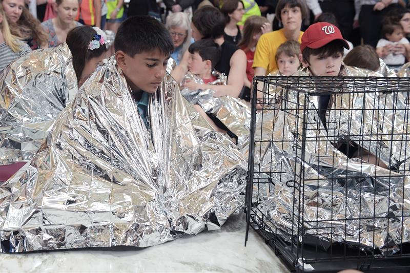 Ni&ntilde;os cubiertos con mantas plateadas de emergencia, acompa&ntilde;ados por algunos padres, l&iacute;deres de distintas religiones y activistas de derechos humanos se manifiestan el pasado 21 de junio de 2018, en el edificio Russell del Senado en Washington 