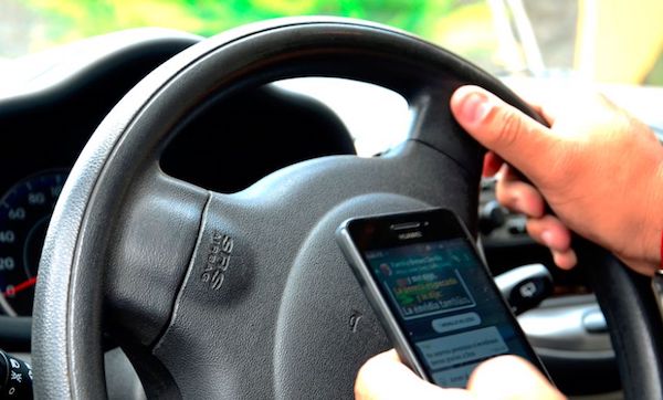 El 38,7 % de los j&oacute;venes env&iacute;an mensajes de texto mientras conducen un autom&oacute;vil, lo que aumenta el riesgo de sufrir un accidente, report&oacute; una investigaci&oacute;n dada a conocer hoy.