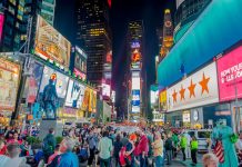 Unos 700.000 visitantes permanecieron en el país más de lo autorizado en 2017 Esta cifra representa un 1,33 % de los 52,6 millones de visitantes que tenían que abandonar el país el año pasado porque sus visados de estudiante, trabajador o turista expiraban.