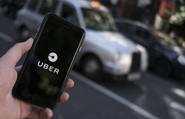 La ciudad de Nueva York aprob&oacute; hoy limitar durante un a&ntilde;o la emisi&oacute;n de nuevas licencias de veh&iacute;culos de alquiler con conductor (VTC), como Uber y Lyft