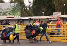 Un grupo de migrantes venezolanos caminan con sus pertenencias hoy, 22 de agosto de 2018, en Rumichaca (Ecuador).