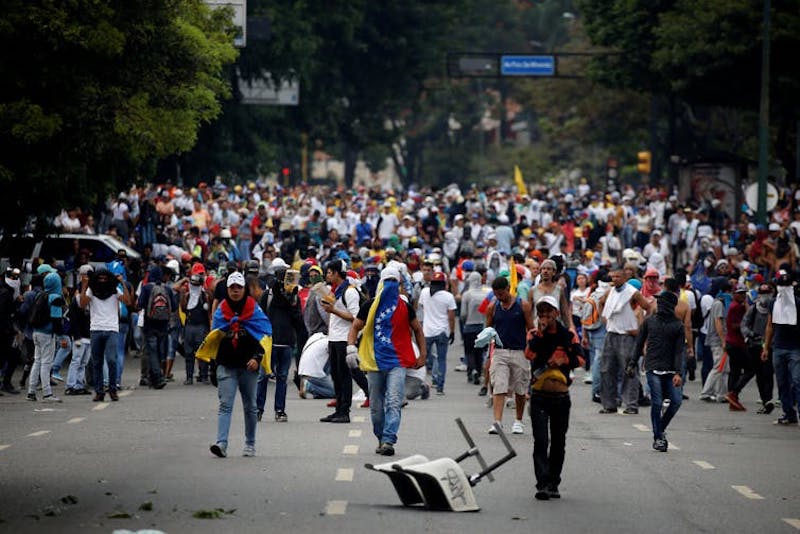 La policía antimotines reprime a los manifestantes durante la llamada ‘Madre de todas las marchas’ contra el presidente de Venezuela, Nicolás Maduro, en el 2017. Reuters/Carlos Garcia Rawlins