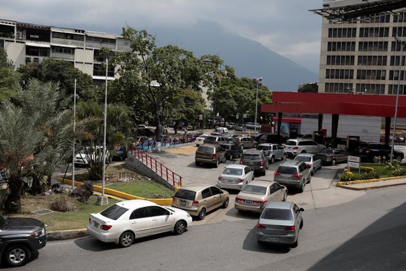 Los automovilistas hacen línea para comprar combustible en una gasolinera durante una gran escasez en Venezuela. Reuters/Marco Bello