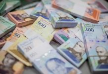 Detalle de billetes del nuevo cono monetario hoy, 20 de agosto del 2018, en Caracas (Venezuela). Venezuela reemplazará los billetes en circulación por una nueva moneda dentro del proceso de reconversión monetaria con el que se eliminarán cinco ceros a la moneda nacional, el bolívar, que a partir de hoy llevará el apellido de "soberano".
