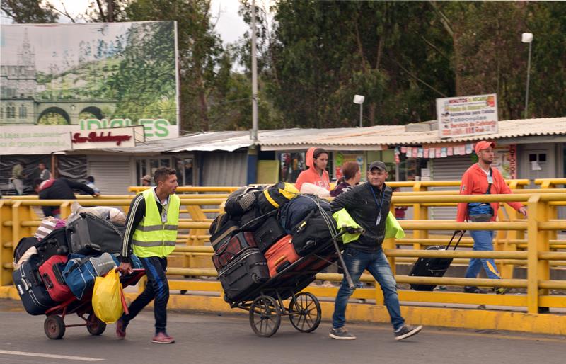 Un grupo de migrantes venezolanos caminan con sus pertenencias hoy, 22 de agosto de 2018, en Rumichaca (Ecuador). 