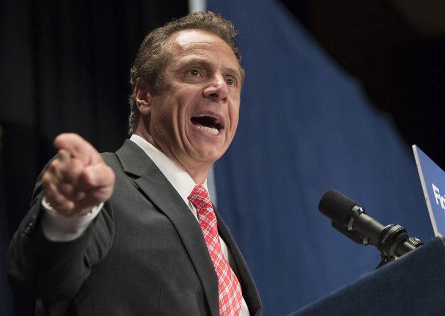 Cuomo, acus&oacute; hoy de "hip&oacute;crita" y "fr&iacute;vola" a la Asociaci&oacute;n Nacional del Rifle (NRA, por su sigla en ingl&eacute;s) porque "se gastar&aacute; un mill&oacute;n de d&oacute;lares" para confirmar a Brett Kavanaugh en el Supremo cuando promociona seguros para gente que "rompe la ley".