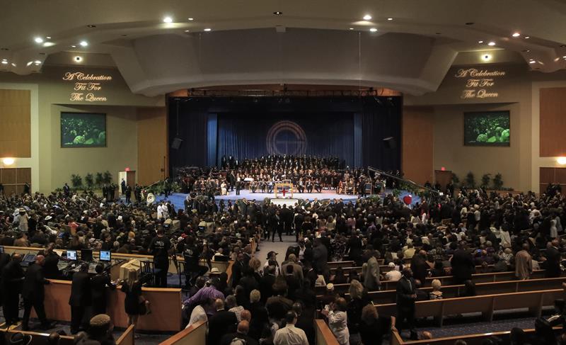 Familiares, personalidades y allegados asisten al funeral de la cantante estadounidense Aretha Franklin en el Templo Greater Grace 