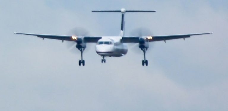 Un trabajador de una aerolínea en el aeropuerto internacional Seattle-Tacoma robó este viernes un avión de la compañía aérea Horizon Air, subsidiaria de Alaska Airlines, despegó sin permiso y se estrelló poco después, en una acción suicida, informaron las autoridades.