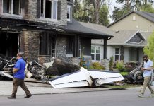 Un hombre de 48 años, identificado como Duane Youd, estrelló hoy una avioneta contra su casa en Payson. (Foto de twitter)