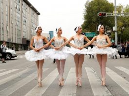 El ballet sale del teatro y se exhibe en cruces peatonales Durante los últimos fines de semana, el colectivo Ardentía Compañía de Danza ha acercado su expresión artística a la ciudadanía utilizando espacio públicos