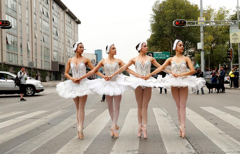 Durante los &uacute;ltimos fines de semana, el colectivo Ardent&iacute;a Compa&ntilde;&iacute;a de Danza ha acercado su expresi&oacute;n art&iacute;stica a la ciudadan&iacute;a utilizando espacio p&uacute;blicos 