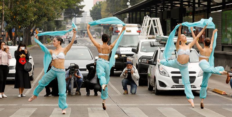 Bailarines de ballet muestran su arte en una avenida de Ciudad de M&eacute;xico 