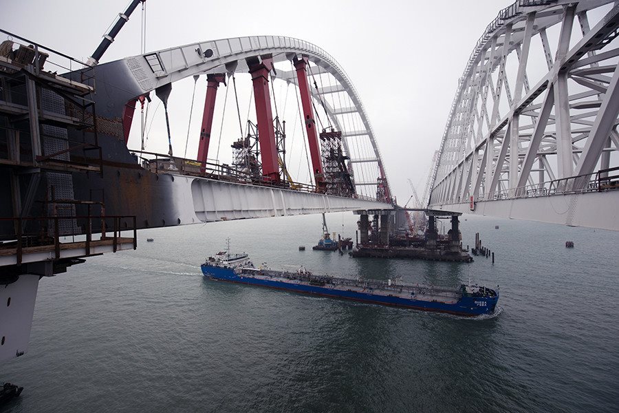 El estrecho de Kerch, conocido como la puerta al mar de Azov, tiene 41 kil&oacute;metros de largo, una anchura m&iacute;nima de 4,5 kil&oacute;metros y una m&aacute;xima de 15.